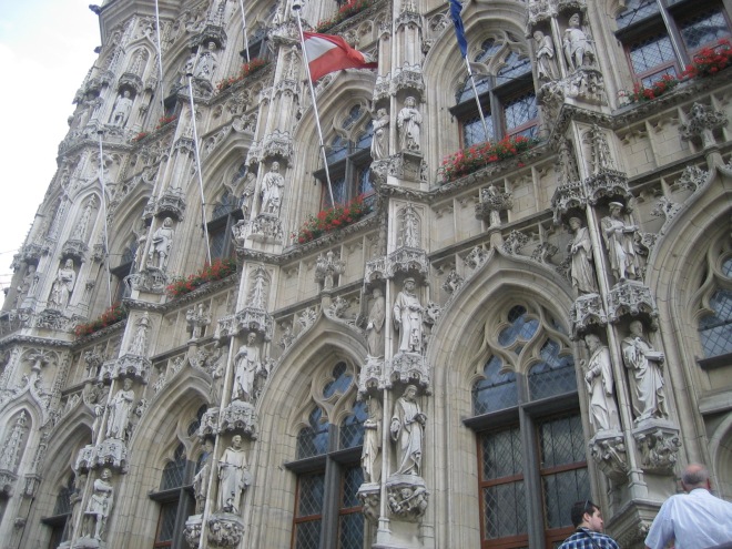 Van de 246 beelden aan de gevel van het stadhuis in Leuven (uit de 19e en 20e eeuw) van geleerden, bijbelfiguren etc. zijn er enige tientallen met een boek in de hand