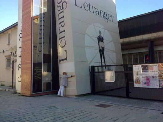 L'Etranger van Alberet Camus meer dans levensgroot voor een openbare bibliotheek in Aix-en-Provence, Frankrijk
