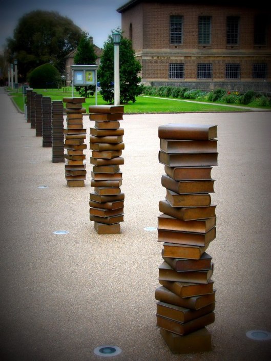 Kunstwerk van boeken in brons, Universiteitsbibliotheek Cambridge (Alissa Brussilovsky Bassignani)