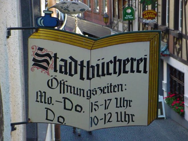 Uithangbord van Stadtbücherei in Cochem