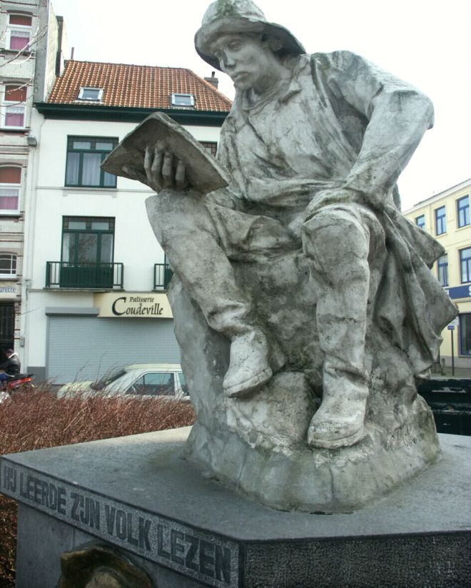 Beeld van Hendrik Conscience in Blankenberge 'Hij leerde zijn volk' lezen (Kris Vandevorst, 2002)