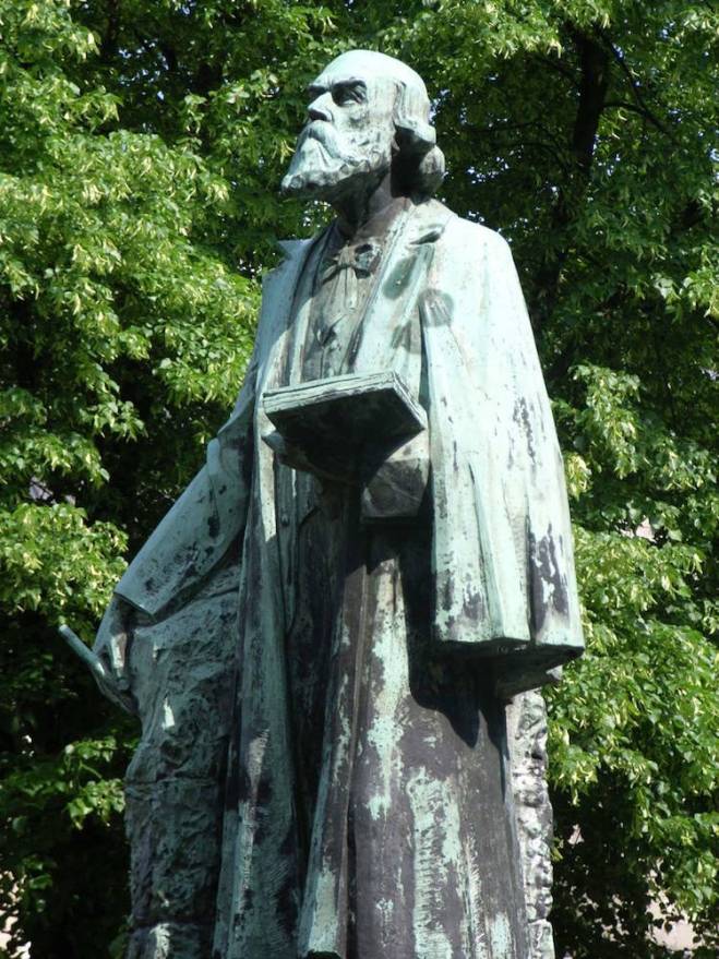 Standbeeld van architect P.J.H. (Pierre) Cuypers (1827-1921) door August Falize, geplaatst op het Munsterplein in Roermond. 