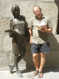 Frank Divendal naast een lezende studente in Brons, Madrid