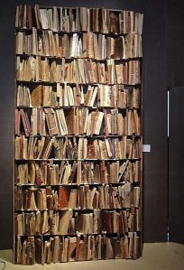 Houten boeken, vervaardigd door Manolo Valdes, in 2012 tentoongesteld op de Biennale van antiquairs in Parijs (Michel Albert)