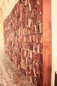 Houten boeken in houten in houten boekenkasten door Manolo Valdes (Anne Doutiemepuich)