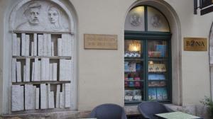 Stenen boeken in gevel bij een boekenwinkel en café (Claude Andrzjewski) in Krakau, Polen