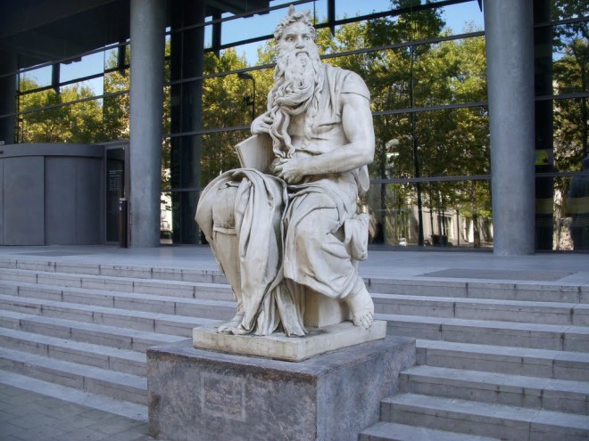 Beeld van Mozes met boek voor de Médiathèque de Montellier. Het beeld is een kopie van Michelangelo uit 1515 in Roma