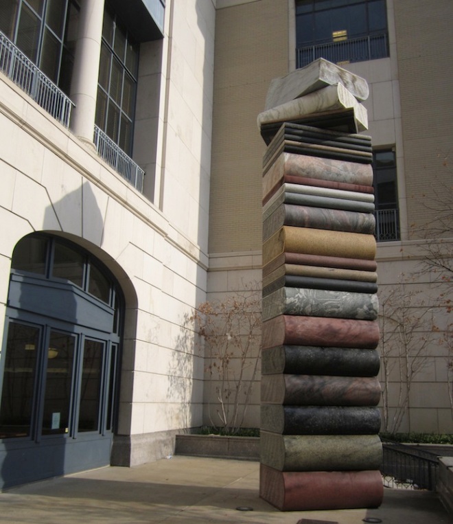 Boekensculptuur van het echtpaar Kubach, geplaatst bij de Nashville Public Library, USA
