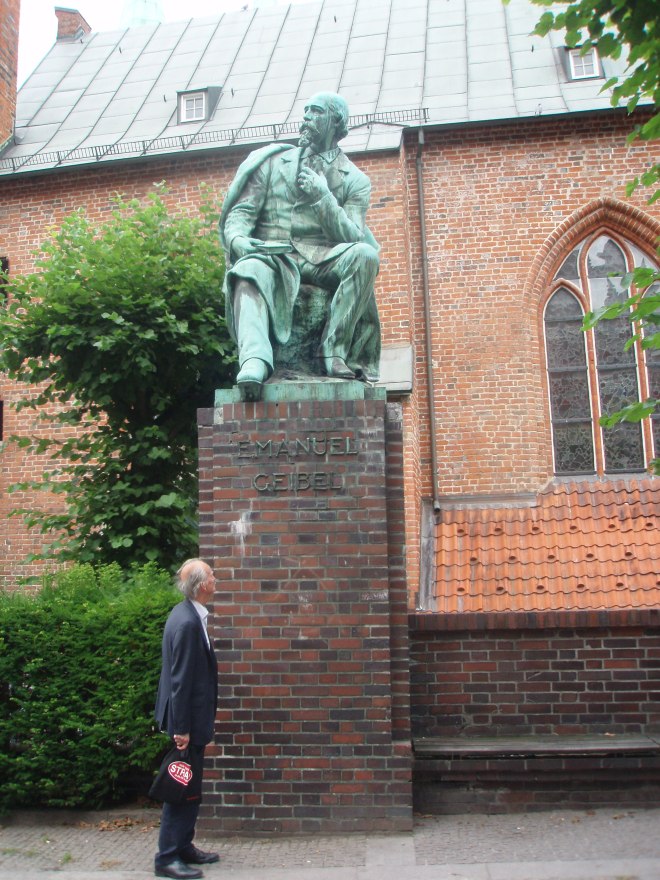 Hans Krol bij het standbeeld van de Duitse dichter en toneelschrijver Emanuel Geibel (1815-1884) te Lübeck