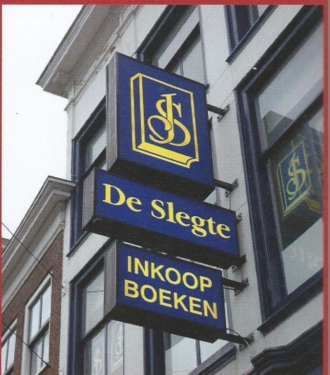 Uithangbord van voormalige boekhandel en antiquariaat De Slegte, Breestraat 73 Leiden
