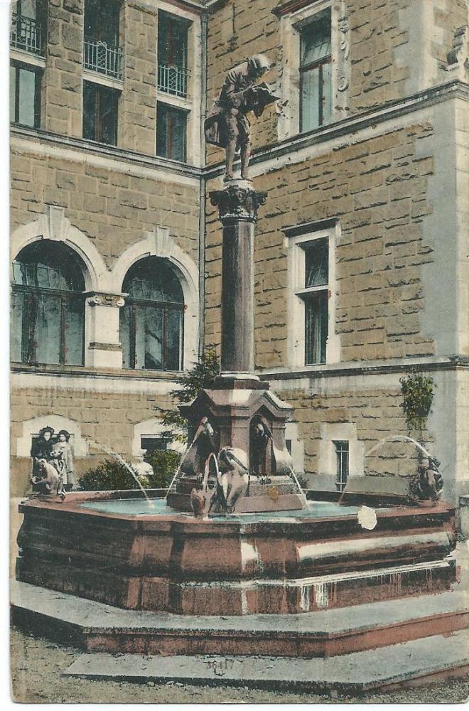 'Bücherwurmdenkmal am Brunnen der Murhardtbibliothek', Kassel