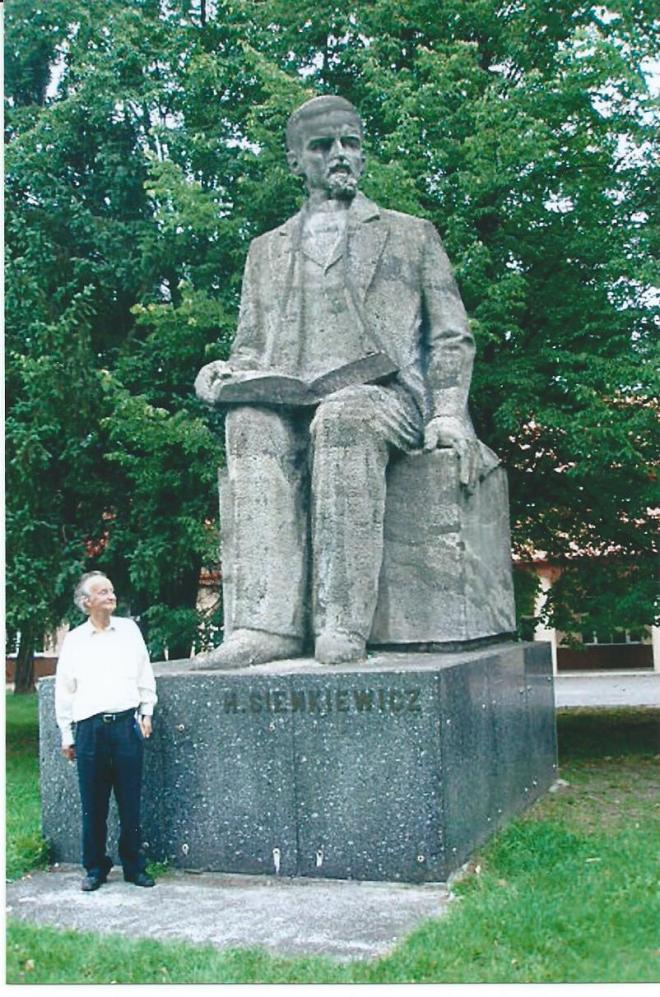 Hans Krol naast het standbeeld van de Poolsenobelprijswinnaar H. Sienkewicz in Czetechowa, 2008