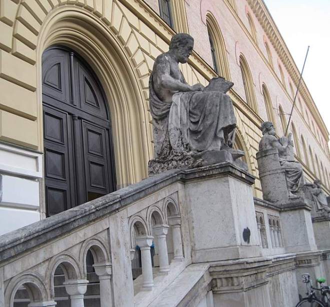 Beelden van figuren uit de klassieke oudheid voor de Bayerische Staatsbibliotheek in München. Vooraan de Griekse historicus Thucydides 
