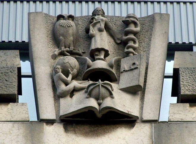 Sculptuur van kennis en wetenschap, afgebeeld op de voorgevel van de Universiteitsbibliotheek van Amsterdam aan het Singel. 