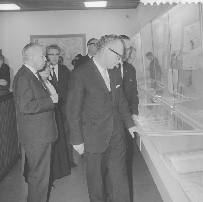 Als het begin van een algehele vernieuwing van alle rijksarchieven in Nederland opende minister mr. Maarten Vrolijk (rechts op de foto) op 27 januari 1966 het vernieuwde rijksarchief van Zeeland in Middelburg