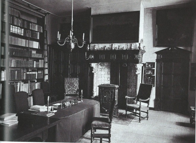 Kamer van de genmeentearchivaris C.J.Gonnet omstreeks 1900 in het stadhuis omstreeks 1900, tevens fungerend als studiezaal. De schouw was door zijn voorganger A.J.Enschedé aangebracht en is later verwijderd (W.Cerutti, Het stadhuis van Haarlem)