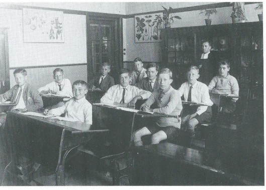 De hoogste klas van de Sint Jozefschool anno 1930 met broeder Alexius. Geheel links vooraan de latere journalist Arie Kramer. 