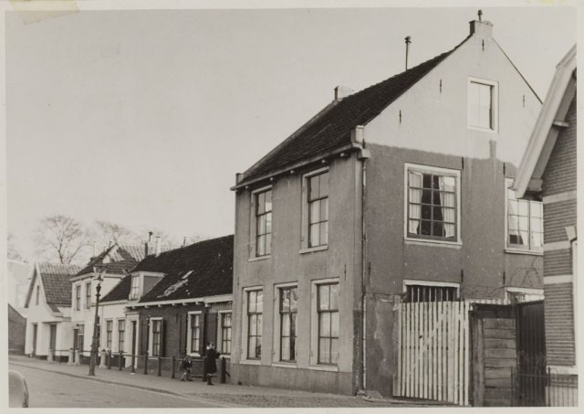 In 1950 moest het pand Kerklaan 17 wijken voor de aanleg van de Limburglaan. In de witgepleisterde huizen links op de foto woonde sinds de 19e eeuw de familie Wolbers