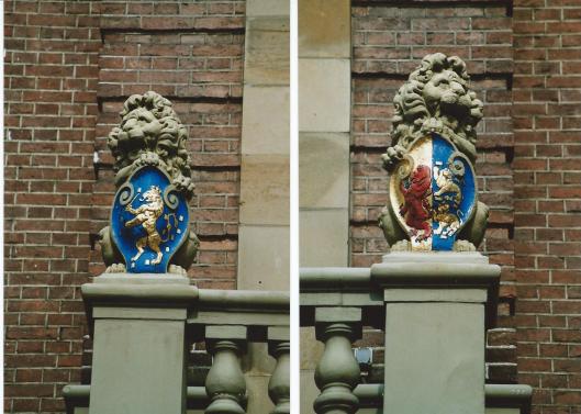 De beide leeuwtjes (als Schildhouders op de linker en rechter bovenzijde van het raadhuisbalkon Heemstede met in het wapen de klimmende Hollandse Leeuw van Holland