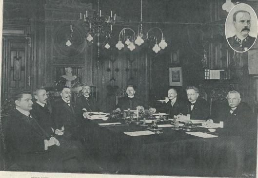 Foto van de eerste ministerraad van het nieuwe kabinet op woensdag 12 februari 1908. Van links naar rechts de namen van de 8 ministers: A.S.Talma, minister van Landbouw, Nijverheid en Handel, luitenant-generaal F.A.H.Sabron, minister van Oorlog, mr.M.J.C.M.Kolkman, minister van Financiën, vice-admiraal J.Wentholt, minister van Marine, mr.A.P.Nelissen, Minister van Justitie; jhr.mr.R.de Marees van Swinderen, minister van Buitenlandse Zaken, mr.Th.Heemskerk, minister van Binnenlandse Zaken, mr.J.G.S.Bevers, minister van Waterstaat. In de rechterbovenhoek A.W.F.Idenburg, minister van Koloniën, die op dat moment in het buitenland vertoefde. 