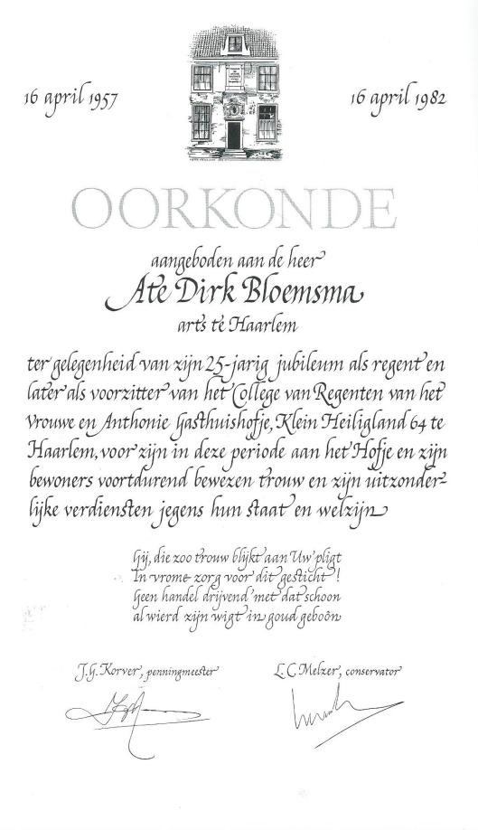 Oorkonde voor Ate Dirk Bloemsma, arts te Haarlem, in 1982, vervaardigd door Pieter Wetselaar in opdracht van het Vrouwe en Anthonie Gasthuishofje in Haarlem